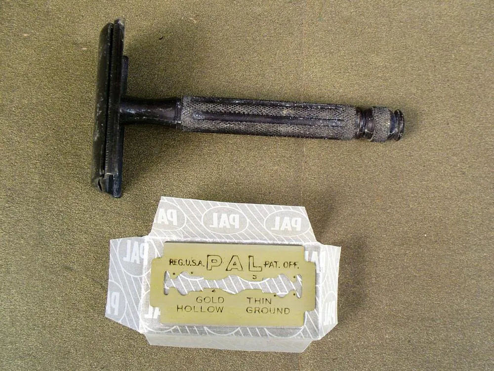 U.S. WWII Shaving Safety Razor, Case & Blade Pack Set: Un-Issued